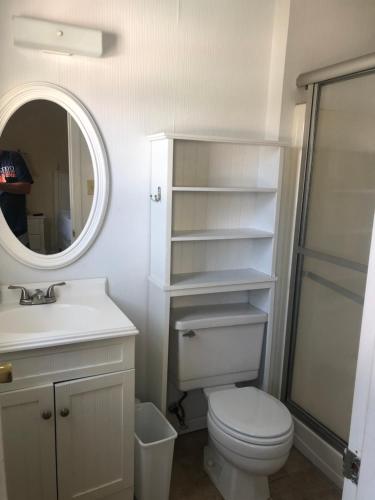 Koupelna v ubytování Beach Breeze 1, short walk to Atlantic Ocean, pet friendly, very quiet & family friendly