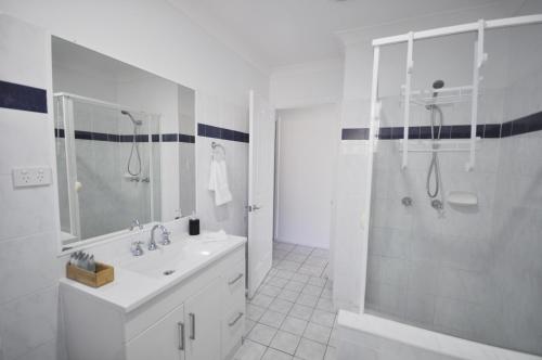 Ένα μπάνιο στο Bellissimo - 2 Bedroom apartment in the Sylvan Beach Resort!