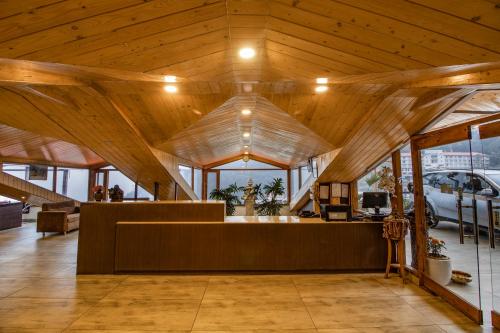 um quarto grande com um grande tecto de madeira em Snow Valley Resorts Shimla em Shimla