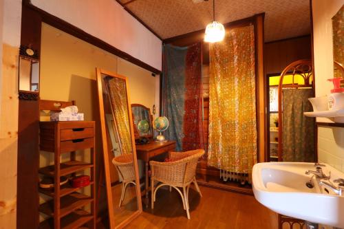 y baño con lavabo, espejo y lavabo. en Shanti House Sakaiminato, en Sakaiminato
