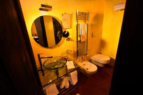 Koupelna v ubytování Robur Marsorum Albergo Diffuso