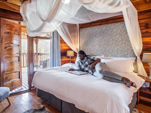 Postel nebo postele na pokoji v ubytování Valamanzi Lodge in Nyati Wilderness