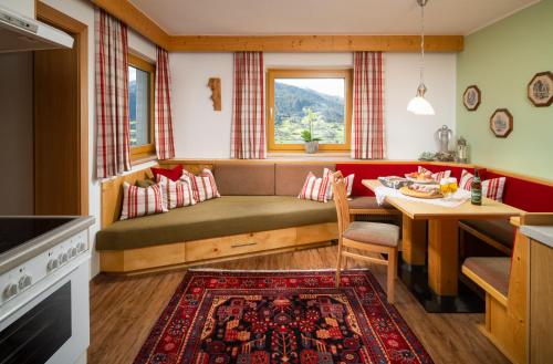 ein Wohnzimmer mit einem Sofa und einem Tisch in der Unterkunft Ferienhaus Sonnenhang in Matrei in Osttirol