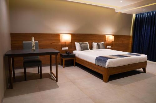 Un ou plusieurs lits dans un hébergement de l'établissement Cosmique Clarks Inn Suites Goa