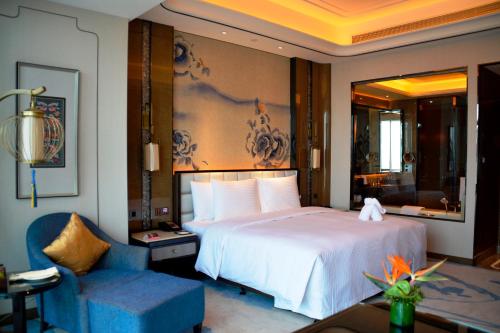 Una cama o camas en una habitación de Wanda Vista Kunming