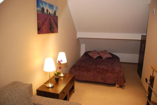 ヴィスワにあるApartament Górski Widok - Mountain Viewのベッドルーム1室(ベッド1台、ランプ2つ付きのテーブル付)