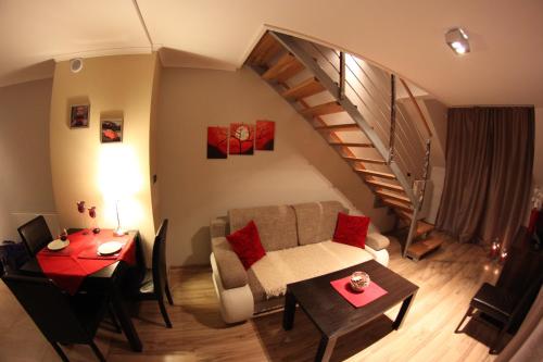 ein Wohnzimmer mit einem Sofa und einem Tisch in der Unterkunft Apartament Górski Widok - Mountain View in Wisła