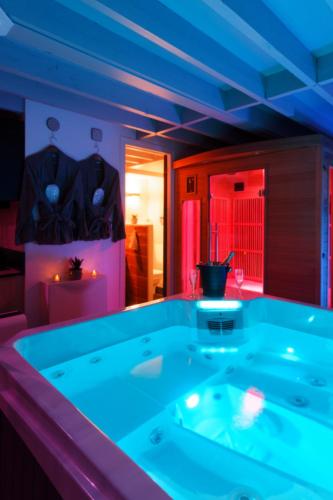 d'un bain à remous dans une chambre avec éclairage bleu dans l'établissement Romance Spa lofts haut de gamme avec sauna, au Havre