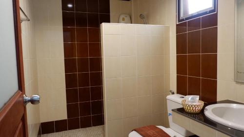 Resort Railumpoo (Farm and Camping) في ناخون صوان: حمام مع مرحاض ومغسلة