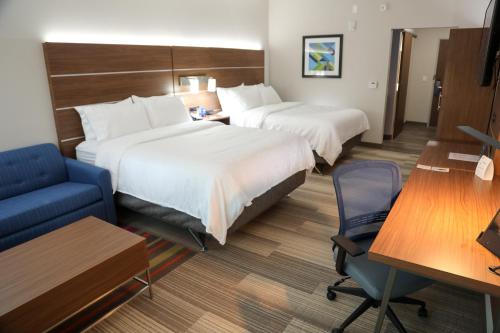 Säng eller sängar i ett rum på Holiday Inn Express & Suites - Wylie West, an IHG Hotel