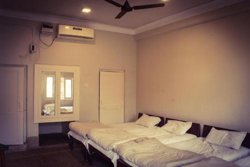Hotel Anand Palaceにあるベッド