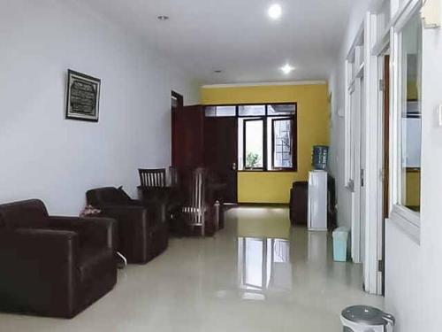 Posezení v ubytování Aimer Guest House Syariah Mitra RedDoorz