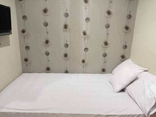 - une chambre dotée d'un lit avec un mur recouvert de balles dans l'établissement Aimer Guest House Syariah Mitra RedDoorz, à Cilegon