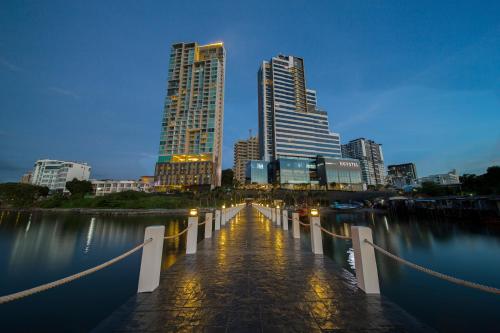 Vista generica su Si Racha o vista sulla città dall'interno dell'hotel