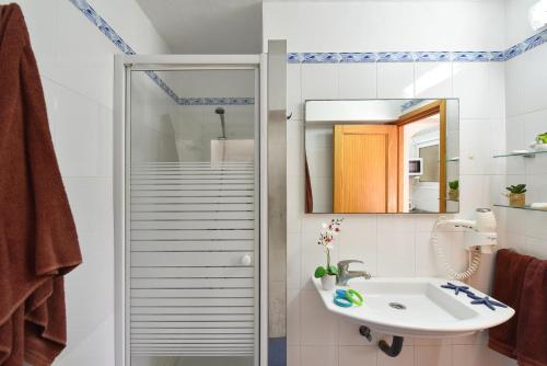 a bathroom with a sink and a walk in shower at Apartment Tindaya MT Maspalomas by VillaGranCanaria in Maspalomas