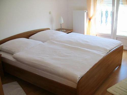 En eller flere senge i et værelse på Villa Sarah