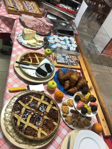 ein Tisch mit vielen verschiedenen Arten von Lebensmitteln in der Unterkunft Chalet della Luna questo non è un albergo è quello che cercavi in Claviere