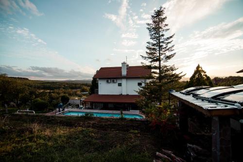 een huis met een zwembad en een boom bij Villa Villekulla in Chukovezer