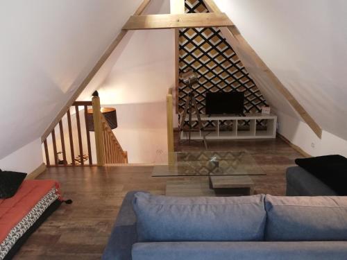 - un salon avec un canapé et une cave à vin dans l'établissement D'ici et d'ailleurs, à Raids