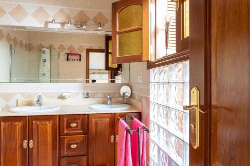 Baño con 2 lavabos y espejo en Casa Lucia en Playa Quemada