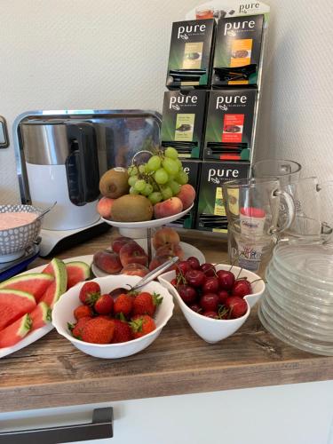 a table with bowls of fruit on a counter at Mare Balticum Urlaub auf Rügen in Sagard