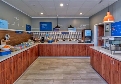 a fast food restaurant with a counter and a counter at Holiday Inn Express Hotel & Suites Minden by IHG in Minden