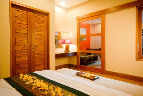The Green Zhurga Suite Seminyakにあるベッド
