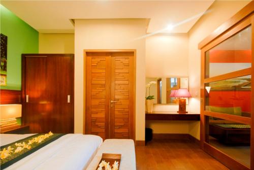 The Green Zhurga Suite Seminyakにあるベッド