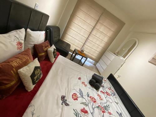 1 dormitorio con 1 cama con edredón blanco en Larnaca Comfort Rooms, en Lárnaca