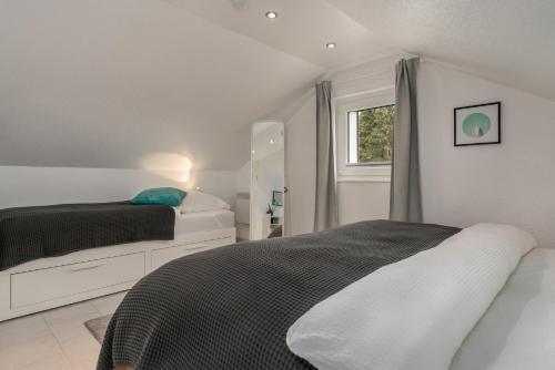 1 dormitorio con 2 camas y ventana en FOREST & MOUNTAIN - 2min Bikepark, Bikestore, SNES, Terrasse, SSC en Winterberg