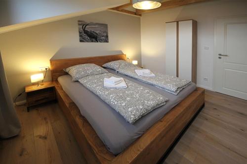 Postel nebo postele na pokoji v ubytování Haus Fichtl, Alpenblick 402 oder Nebelhornblick 403
