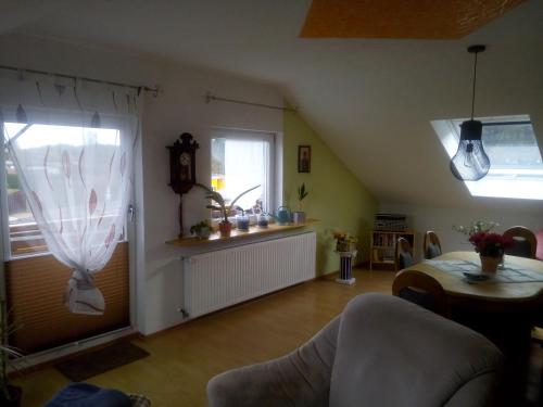 sala de estar con mesa y ventana en Ferienwohnung Waldrast, en Lenzkirch