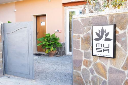 Musa B&Bに飾ってある許可証、賞状、看板またはその他の書類