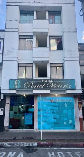 een winkel voor een gebouw met een bord erop bij HOTEL PORTAL VICTORIA in Barrancabermeja