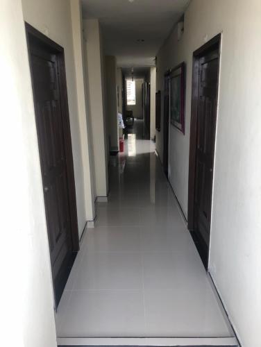 een hal met twee deuren en een witte vloer bij HOTEL PORTAL VICTORIA in Barrancabermeja