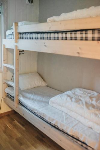 a couple of bunk beds in a room at Hovdehytta in Hovden