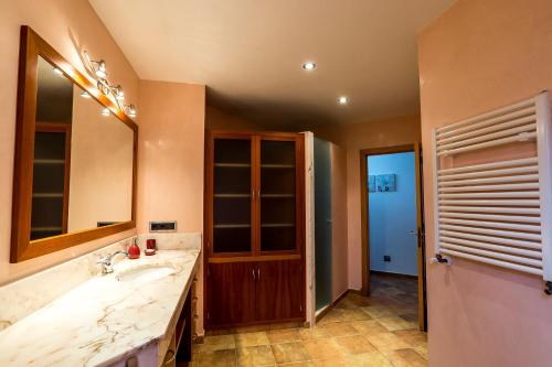 サン・リュイスにあるVilla Arena Blancaの洗面台と鏡のあるバスルーム