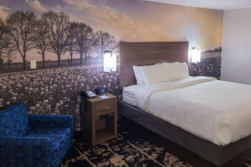 Postel nebo postele na pokoji v ubytování Clarion Pointe Bettendorf - Quad Cities