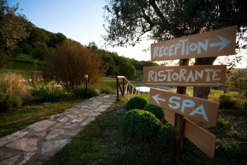 a sign for the direction of a garden at Sasseta Alta in Scansano