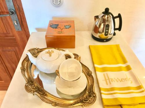 a table with a teapot and a tea set at Finca La Sabina in Risco Blanco