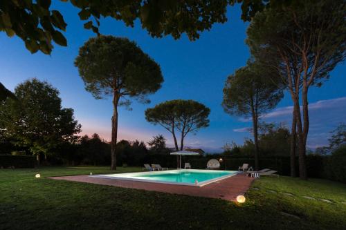 a swimming pool in a yard with trees at Villa Ines charme near Lucca in Altopascio