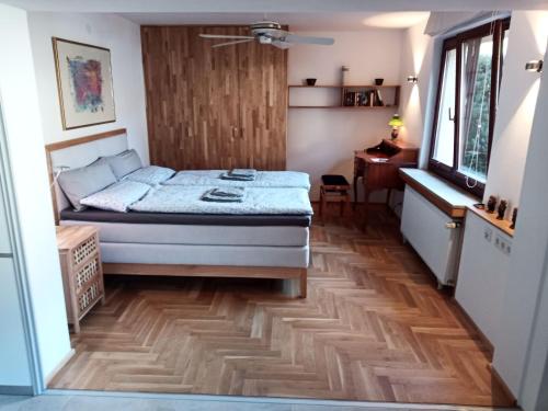 een slaapkamer met een bed en een houten vloer bij Wo das Ruhrgebiet am schönsten ist in Hattingen