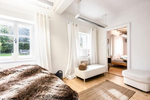 A bed or beds in a room at Family Wellhouse Green Garden direct in Salzburg, sunny big garden, up to 16 pax, bikes for free, BBQ, sunbeds, parking for free, 15 min sound of music