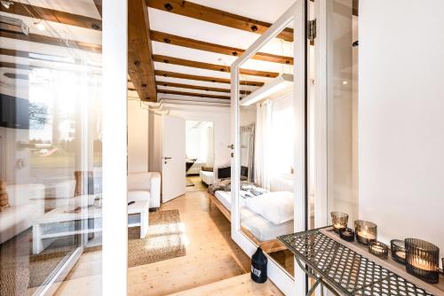 A bathroom at Family Wellhouse Green Garden direct in Salzburg, sunny big garden, up to 16 pax, bikes for free, BBQ, sunbeds, parking for free, 15 min sound of music