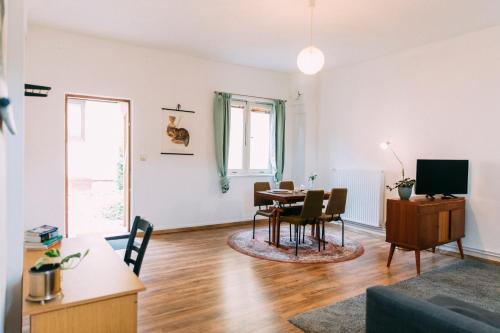 Televisi dan/atau pusat hiburan di Guesthouse with 3 apartments, just outside Berlin, near to Tesla