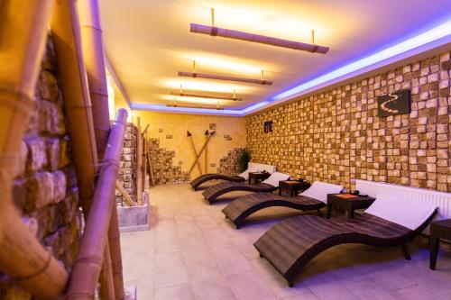 uma fila de mesas e cadeiras num quarto com paredes de tijolo em Paradise SPA Hotel em Tsigov Chark