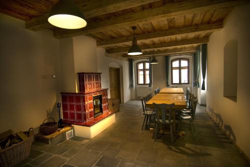 ホルニー・ブラトナーにあるHorská chalupa Jeřabinaの木製テーブルと椅子が備わる広い客室です。