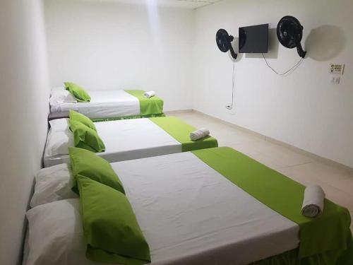 Tempat tidur dalam kamar di HOTEL DULCES SUEÑOS N°2