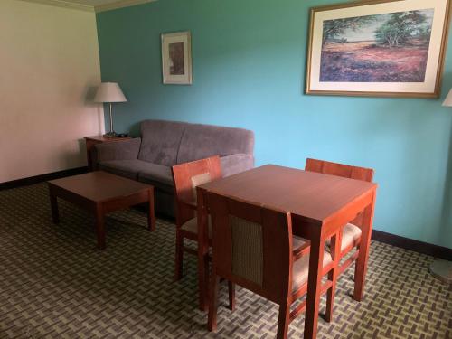 Χώρος καθιστικού στο Days Inn by Wyndham Austintown