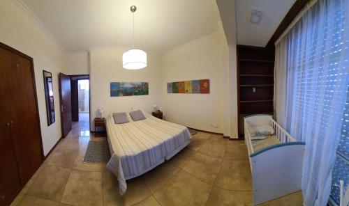 ein Schlafzimmer mit einem Bett in der Mitte eines Zimmers in der Unterkunft ArielMardel in Mar del Plata